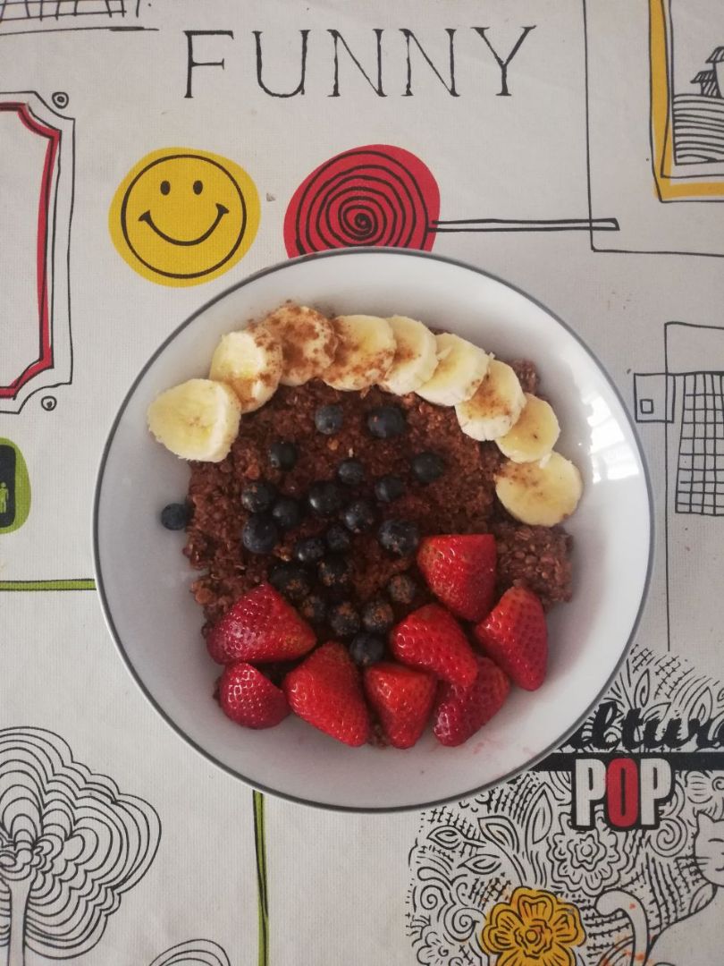 Porridge de avena con cacao y fruta Porridge de avena con cacao y fruta