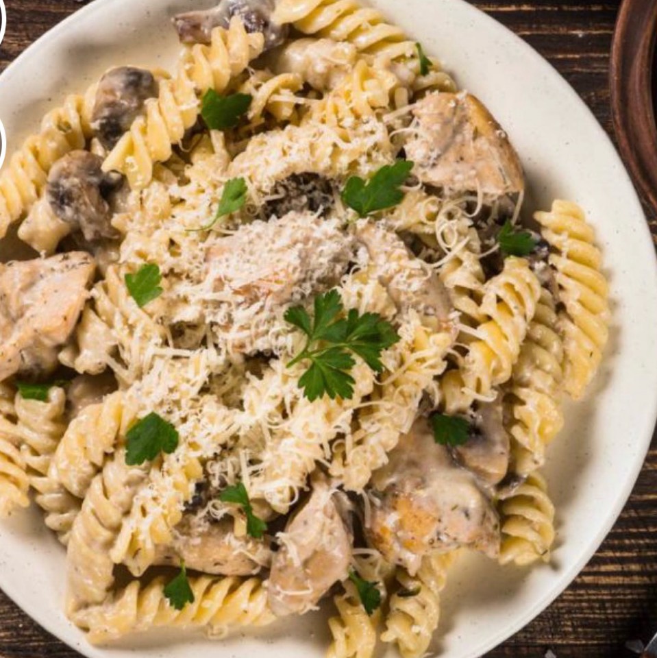 Pasta con leche evaporada, pollo, champiñones y espinacas