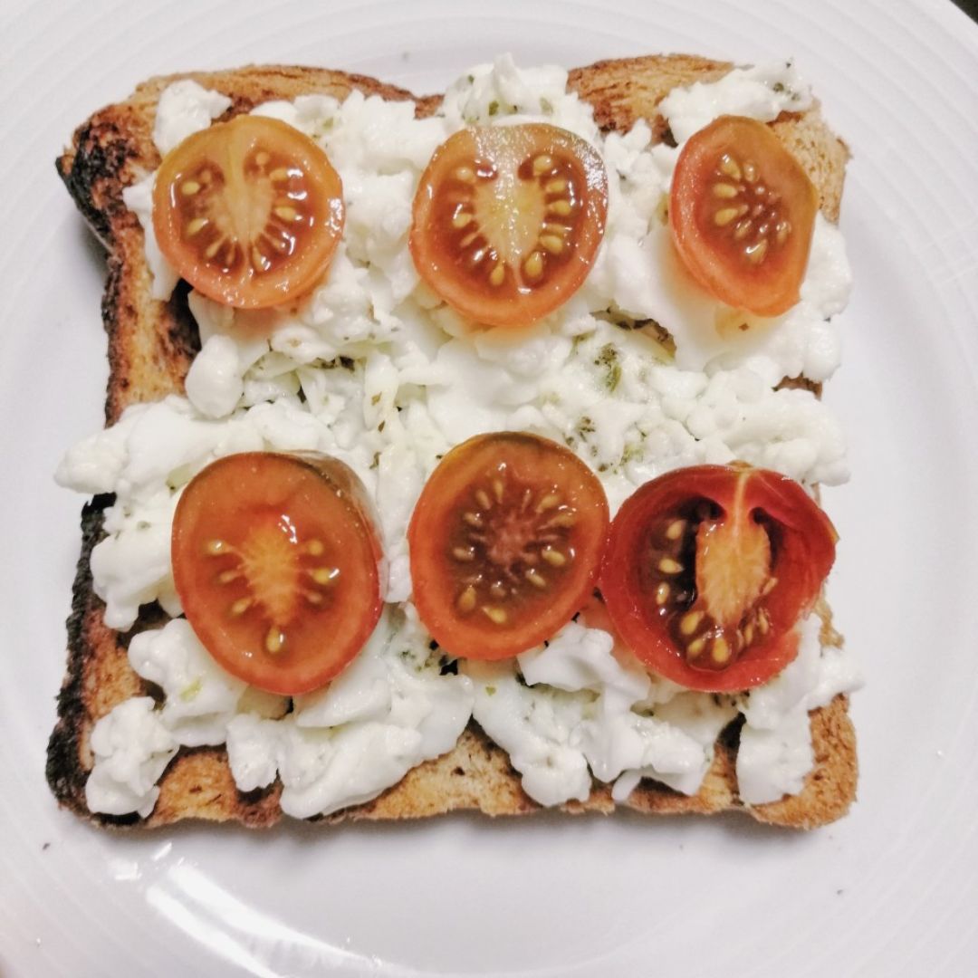 Tostada de pan de molde integral, clara de huevo y cherrys