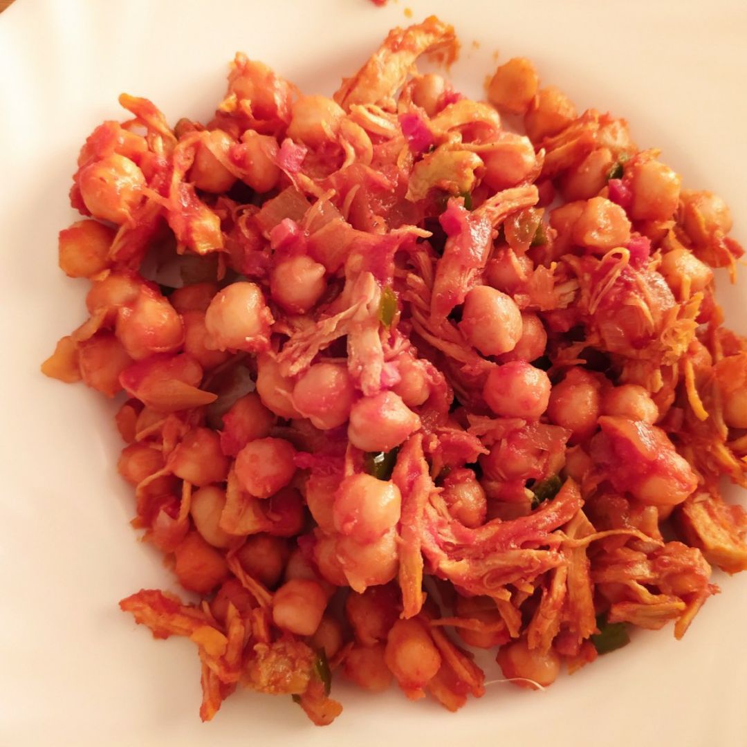 Garbanzos con verdura, pollo y jamón