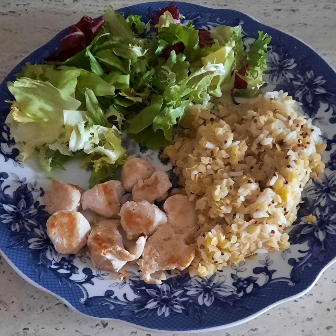 Arroz integral con lenteja coral y quinoa. Pollo y ensalada 🥗 de brotes
