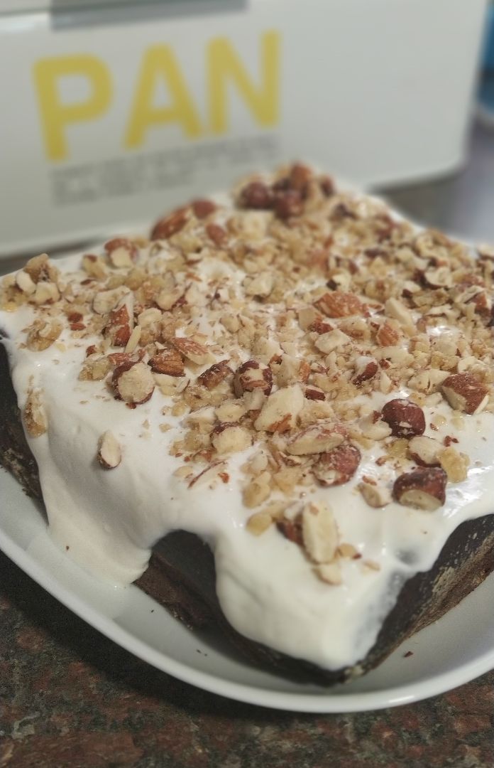 Bizcocho de chocolate con frosting de queso y frutos secos Bizcocho de chocolate con frosting de queso y frutos secos