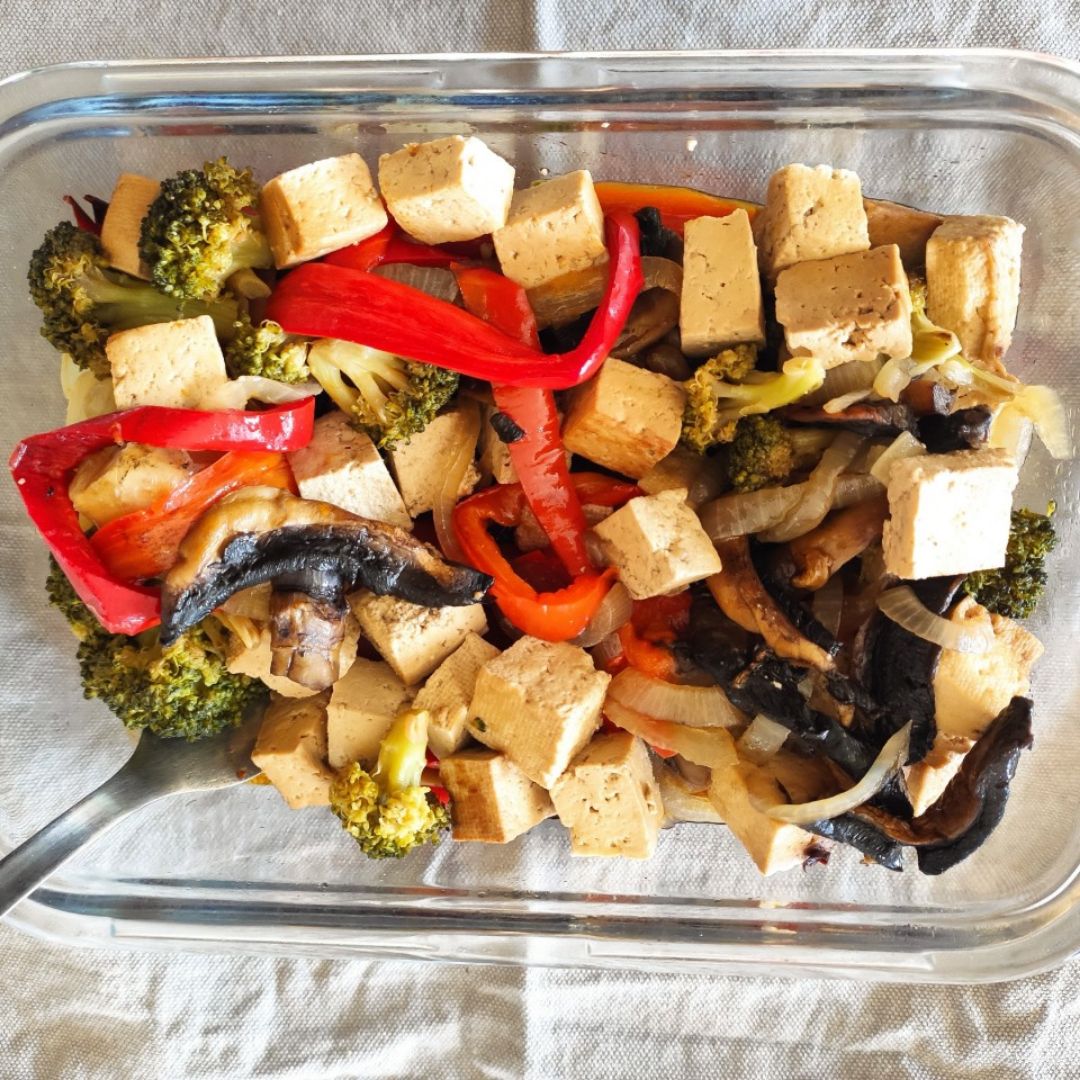 Tofu salteado con verduras al horno y quinoa