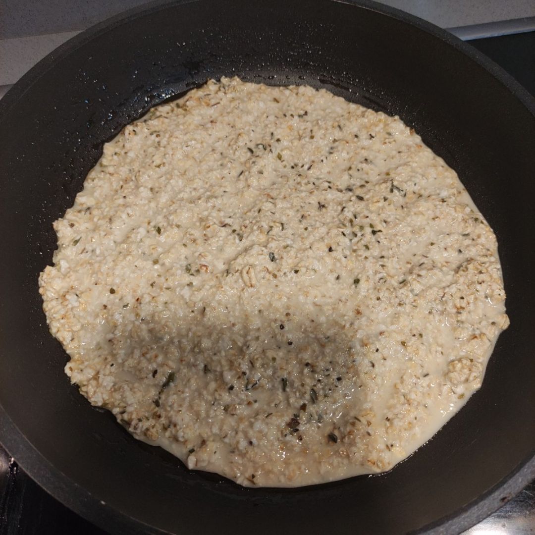 Pizza a la sartén rápida con base de avena Paso 3 Pizza a la sartén rápida con base de avena Paso 3
