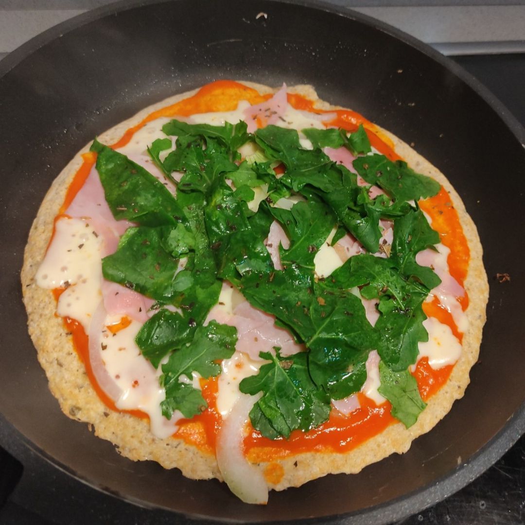 Pizza a la sartén rápida con base de avena Paso 4 Pizza a la sartén rápida con base de avena Paso 4