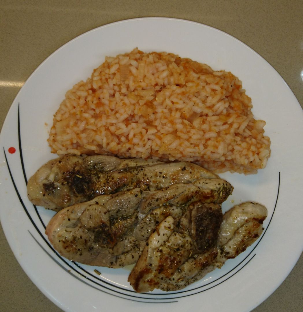 Pavo con arroz y salsa de tomate casera Pavo con arroz y salsa de tomate casera