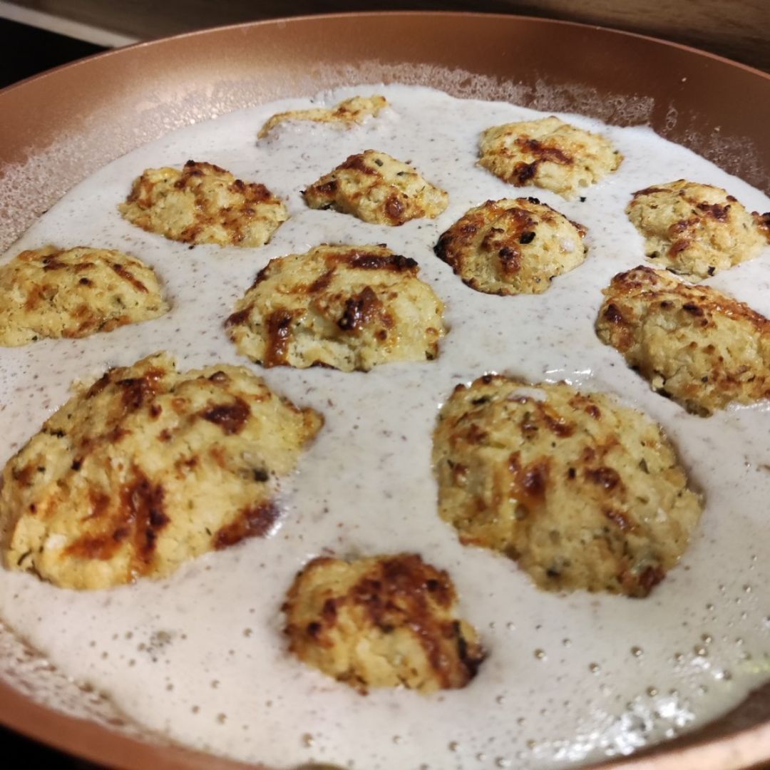 Bolitas de tofu, queso, claras y garbanzos con salsa de avena y almendras Bolitas de tofu, queso, claras y garbanzos con salsa de avena y almendras