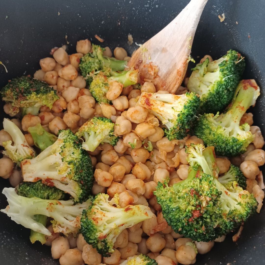 Garbanzos con br贸coli y piment贸n dulce de la vera Garbanzos con br贸coli y piment贸n dulce de la vera