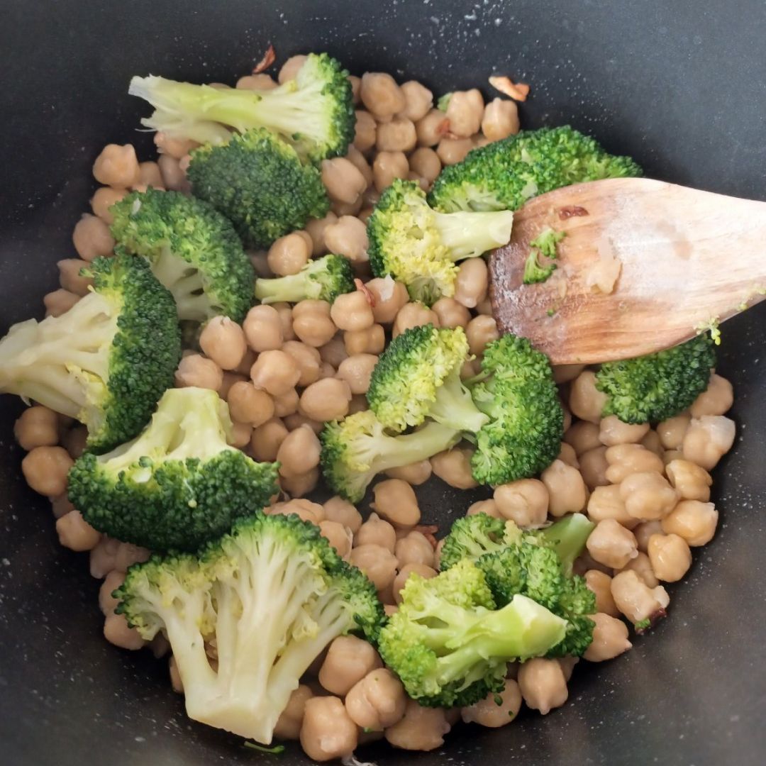 Garbanzos con br贸coli y piment贸n dulce de la vera Paso 3 Garbanzos con br贸coli y piment贸n dulce de la vera Paso 3