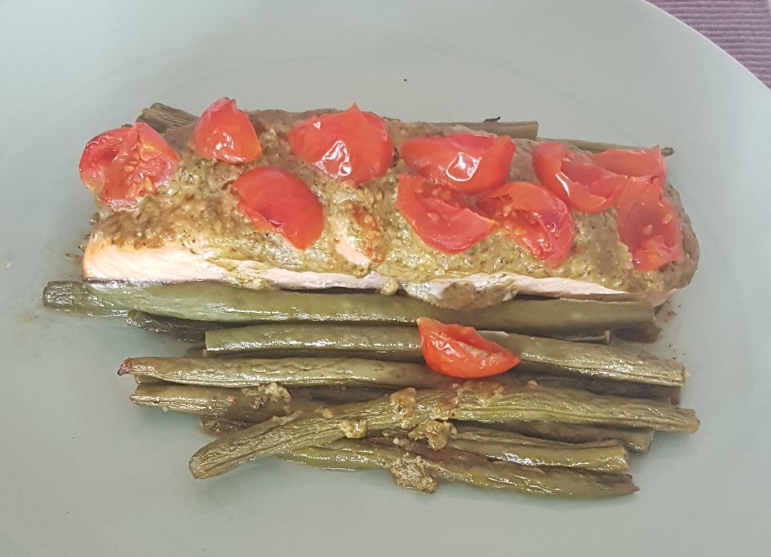 Salmón pesto al horno con judia verde y cherrys Salmón pesto al horno con judia verde y cherrys