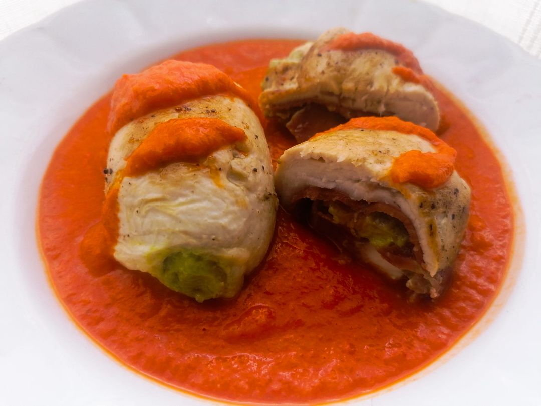 Rollitos de pollo rellenos con salsa de piquillos. Rollitos de pollo rellenos con salsa de piquillos.