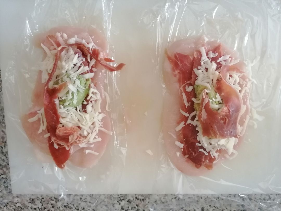 Rollitos de pollo rellenos con salsa de piquillos. Paso 0 Rollitos de pollo rellenos con salsa de piquillos. Paso 0