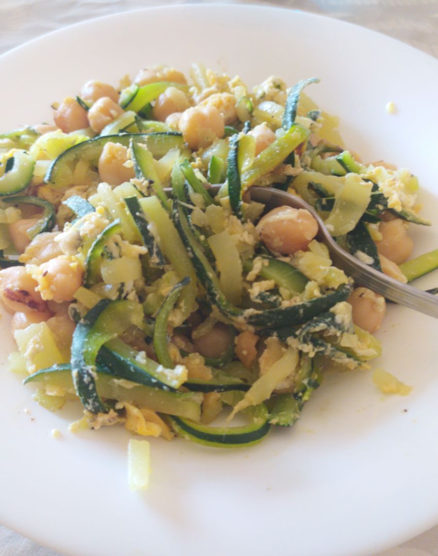 Tiras de calabacín con garbanzos, cebolla y huevo Tiras de calabacín con garbanzos, cebolla y huevo