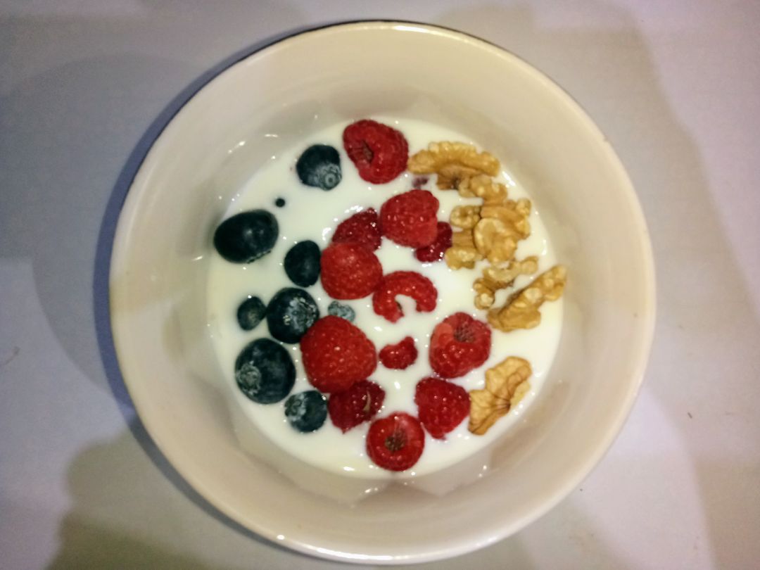 Yogur de cabra con arandanos, frambuesas y nueces