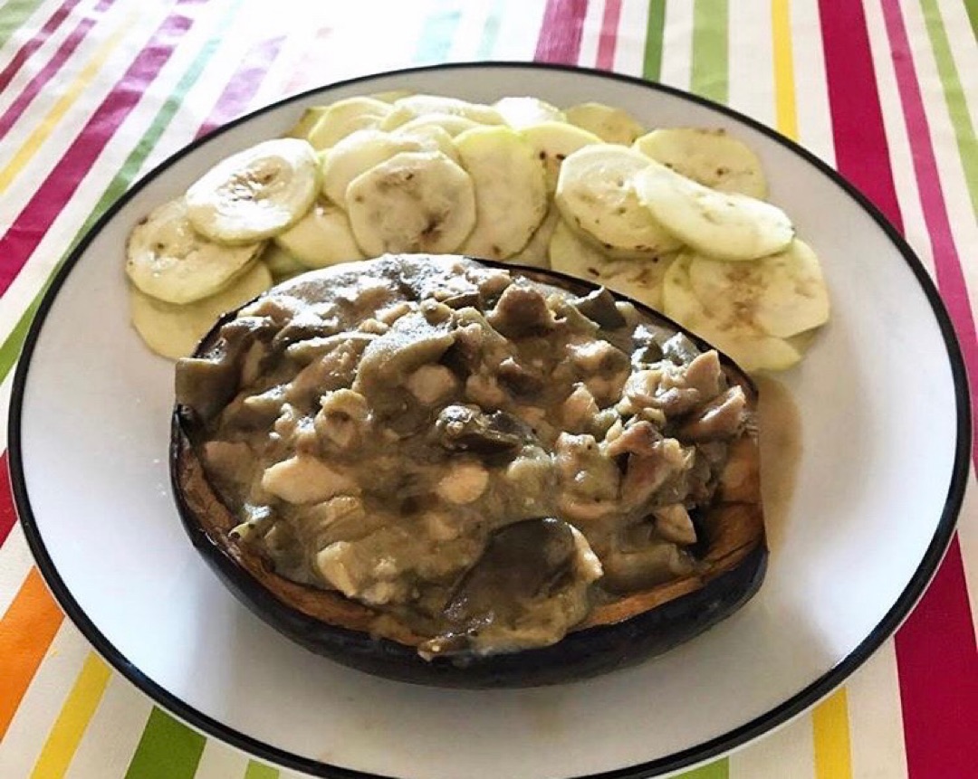 Berenjena rellena con chips de calabacín