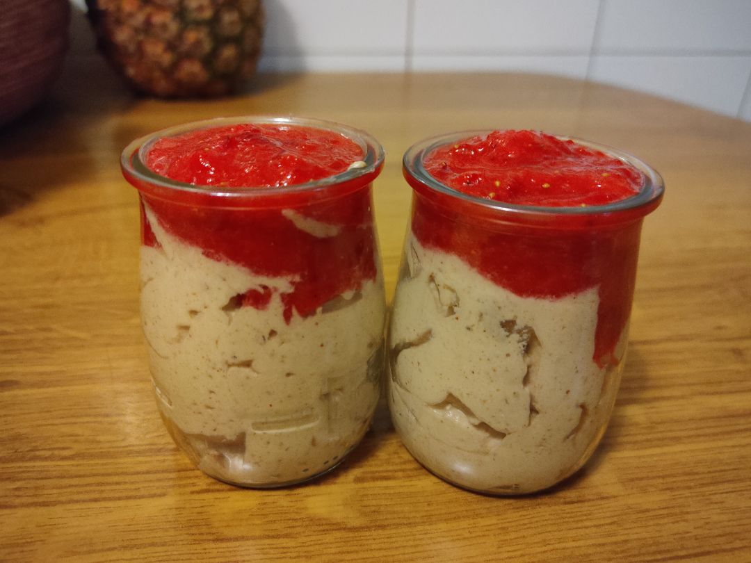 Mousse de plátano con mermelada de fresa