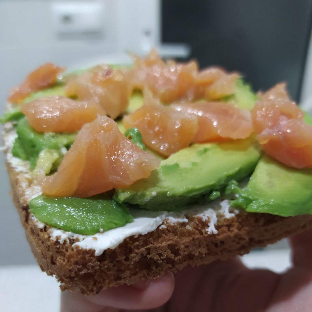 Tostada de aguacate y salmón