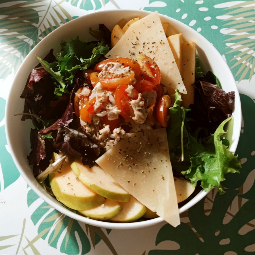 Ensalada de manzana y queso viejo 🍎🧀 Ensalada de manzana y queso viejo 🍎🧀