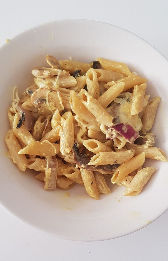 Penne con champiñones y salsa de nata y curry Penne con champiñones y salsa de nata y curry