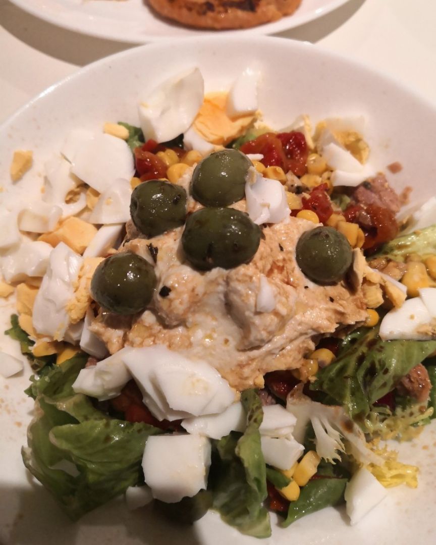 Ensalada de hummus y pimientos asados Ensalada de hummus y pimientos asados