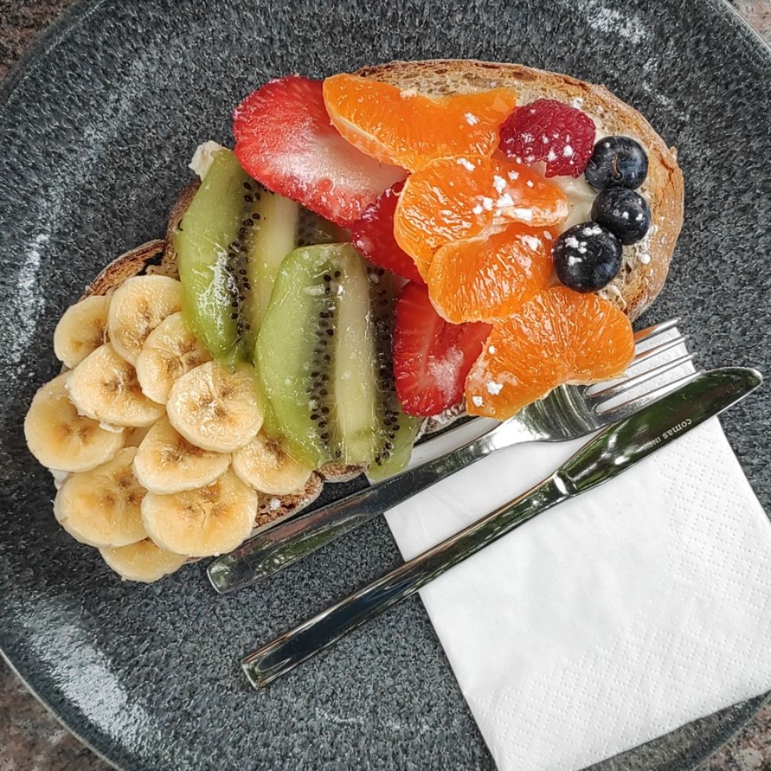 Tostada de mascarpone y frutas variadas Tostada de mascarpone y frutas variadas
