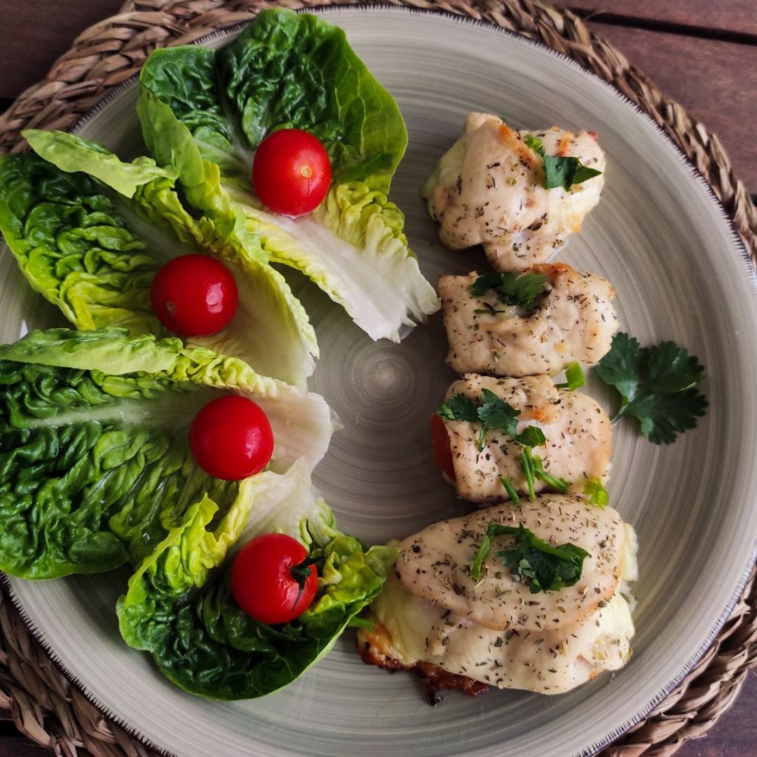 Rollitos de pollo rellenos de tomate y queso 🧀😋🍅 Rollitos de pollo rellenos de tomate y queso 🧀😋🍅
