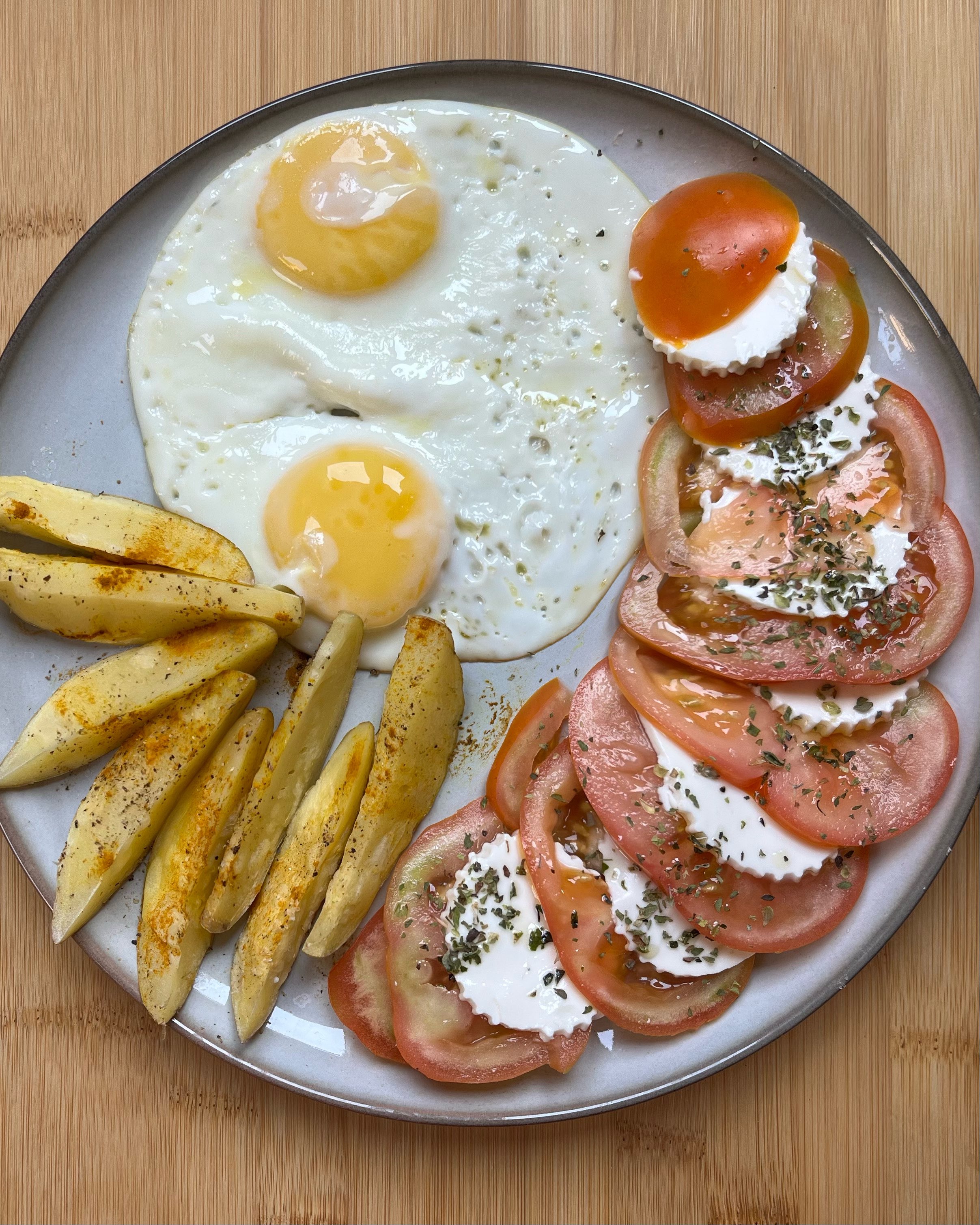 Huevos con patatas y ensalada de tomate y queso fresco Paso 0 Huevos con patatas y ensalada de tomate y queso fresco Paso 0