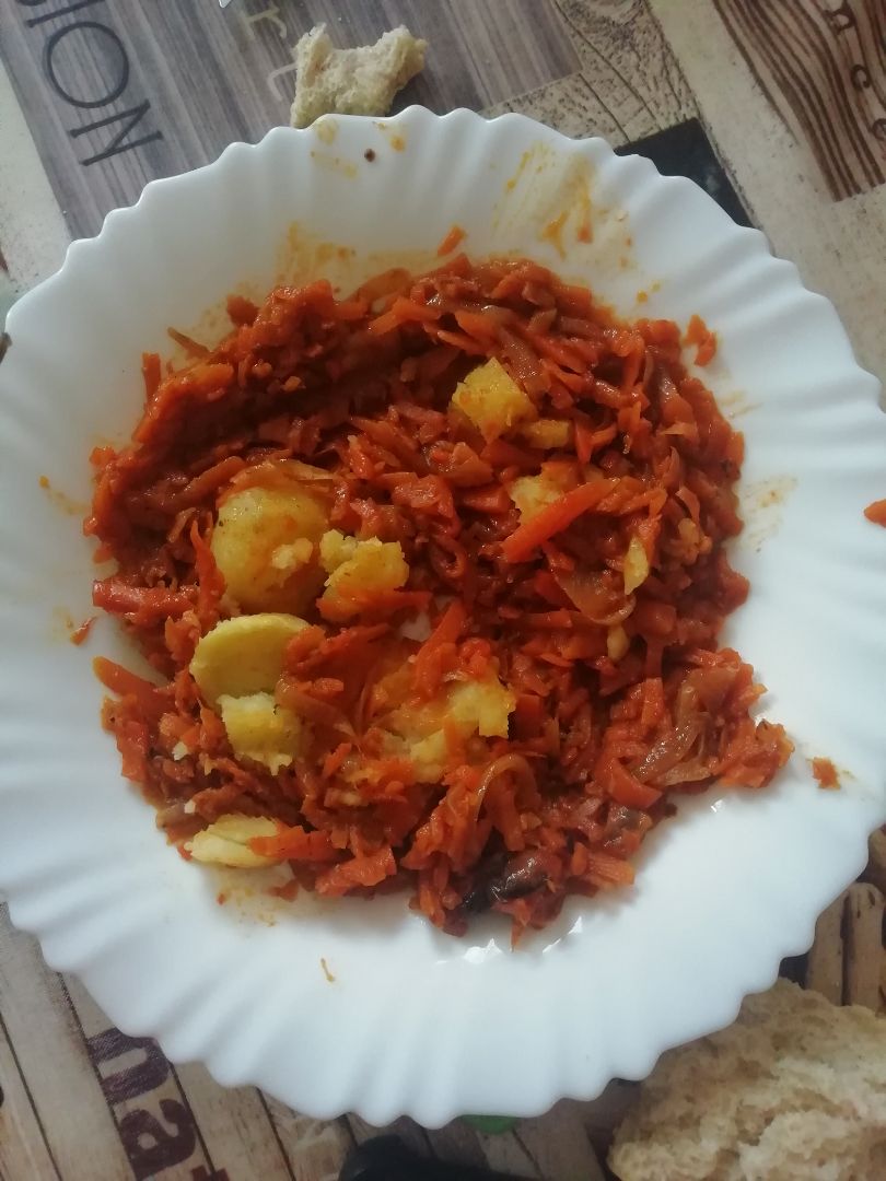 Espaguetis de zanahoria con tomate, queso y cebolla