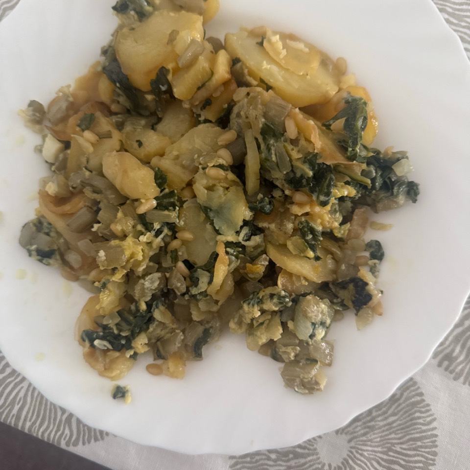 Revuelto de acelgas y piñones Revuelto de acelgas y piñones