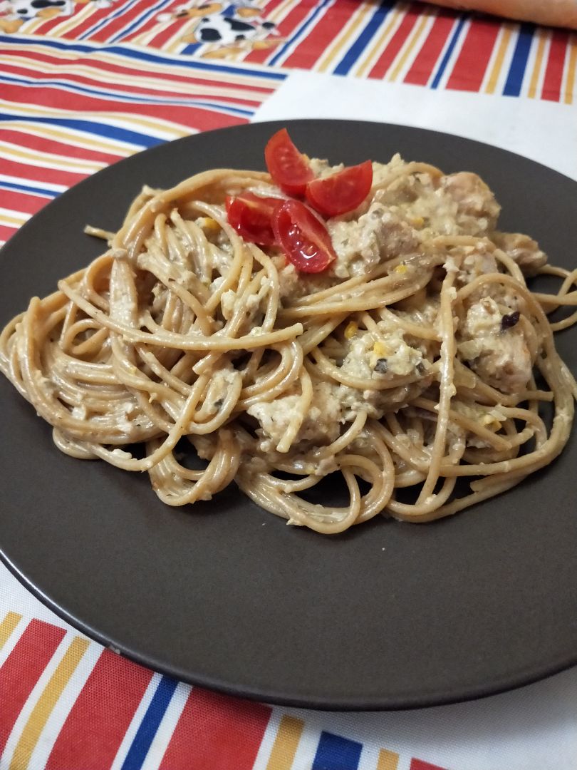 Pasta con pollo y salsa de verduras 