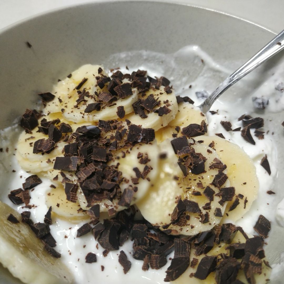 Bowl de yogurt, plátano y chocolate