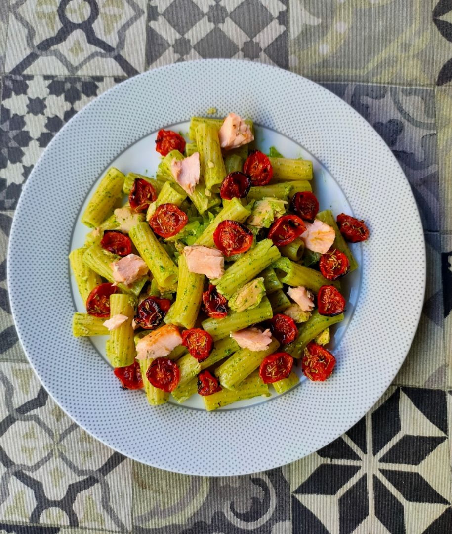 Tortiglioni con cherry asados, salmón y salsa verde Tortiglioni con cherry asados, salmón y salsa verde