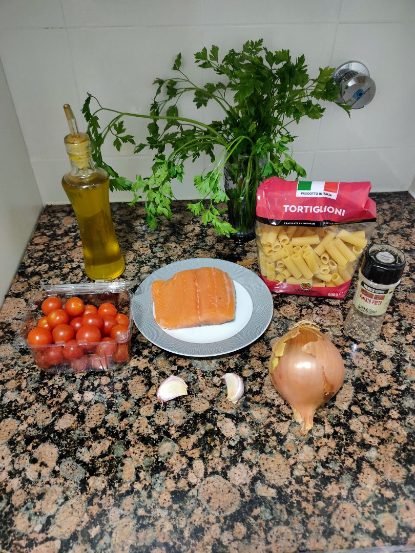 Tortiglioni con cherry asados, salmón y salsa verde Paso 0 Tortiglioni con cherry asados, salmón y salsa verde Paso 0