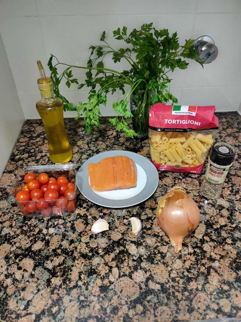 Tortiglioni con cherry asados, salmón y salsa verde Paso 0