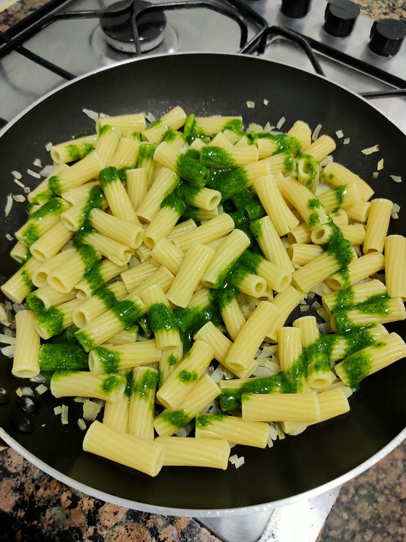 Tortiglioni con cherry asados, salmón y salsa verde Paso 5