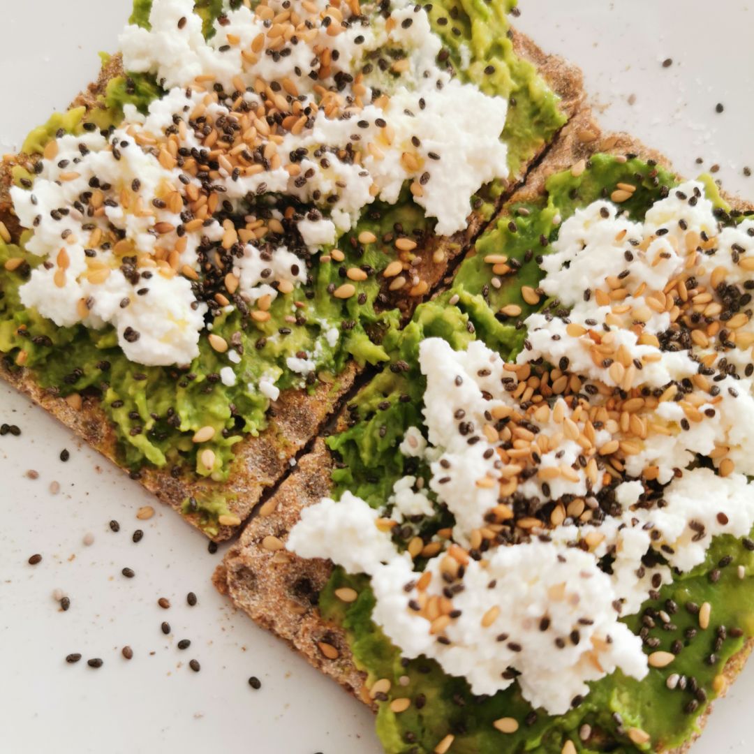Tostadas de aguacate y requeson Tostadas de aguacate y requeson