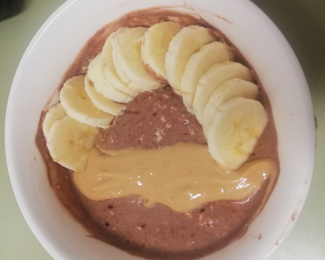 Overnight oats con platano, cacao y crema de cacahuete 