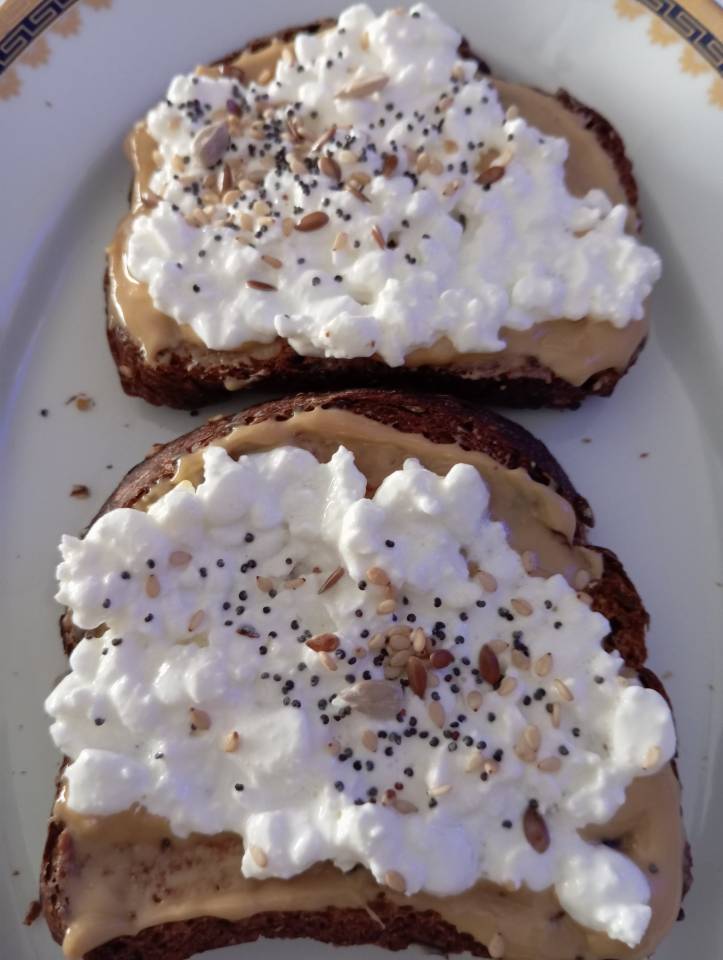 Tostadas pan proteico con queso cotagge y crema de cacahuete