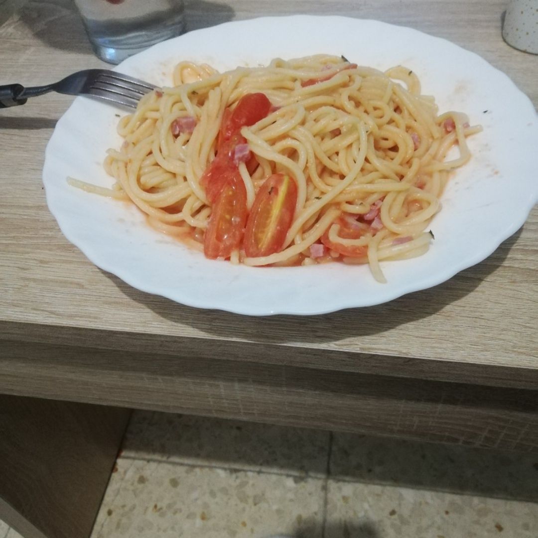 Espaguetis con tomate y jamon serrano 
