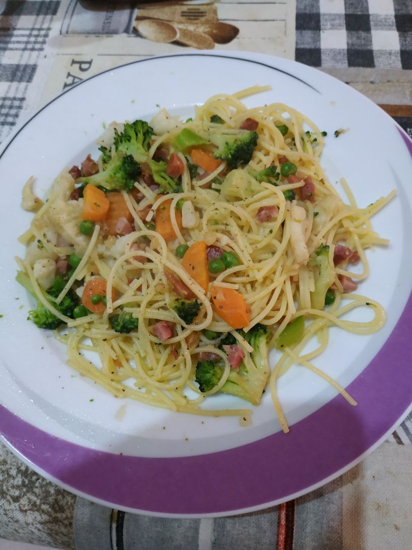 Espaguetis con verduras y jamón Espaguetis con verduras y jamón