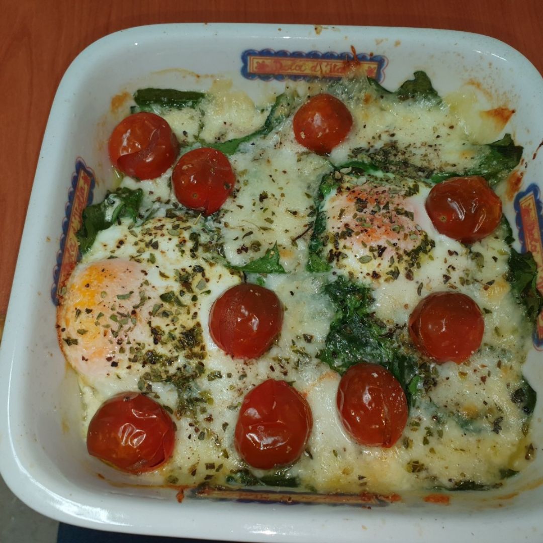 Huevos gratinados con acelgas. Huevos gratinados con acelgas.