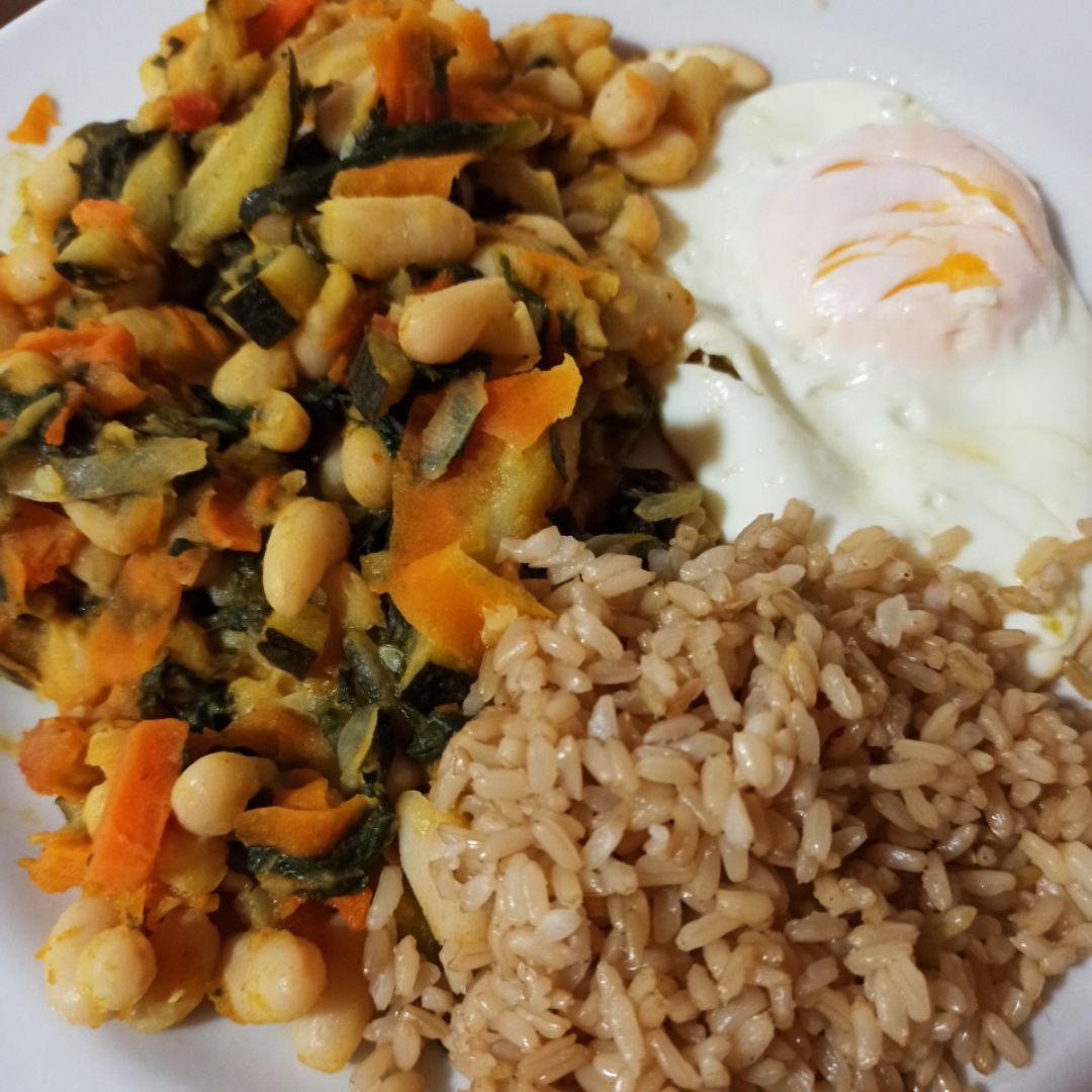 Alubias con verduritas, arroz integral y huevo plancha. 