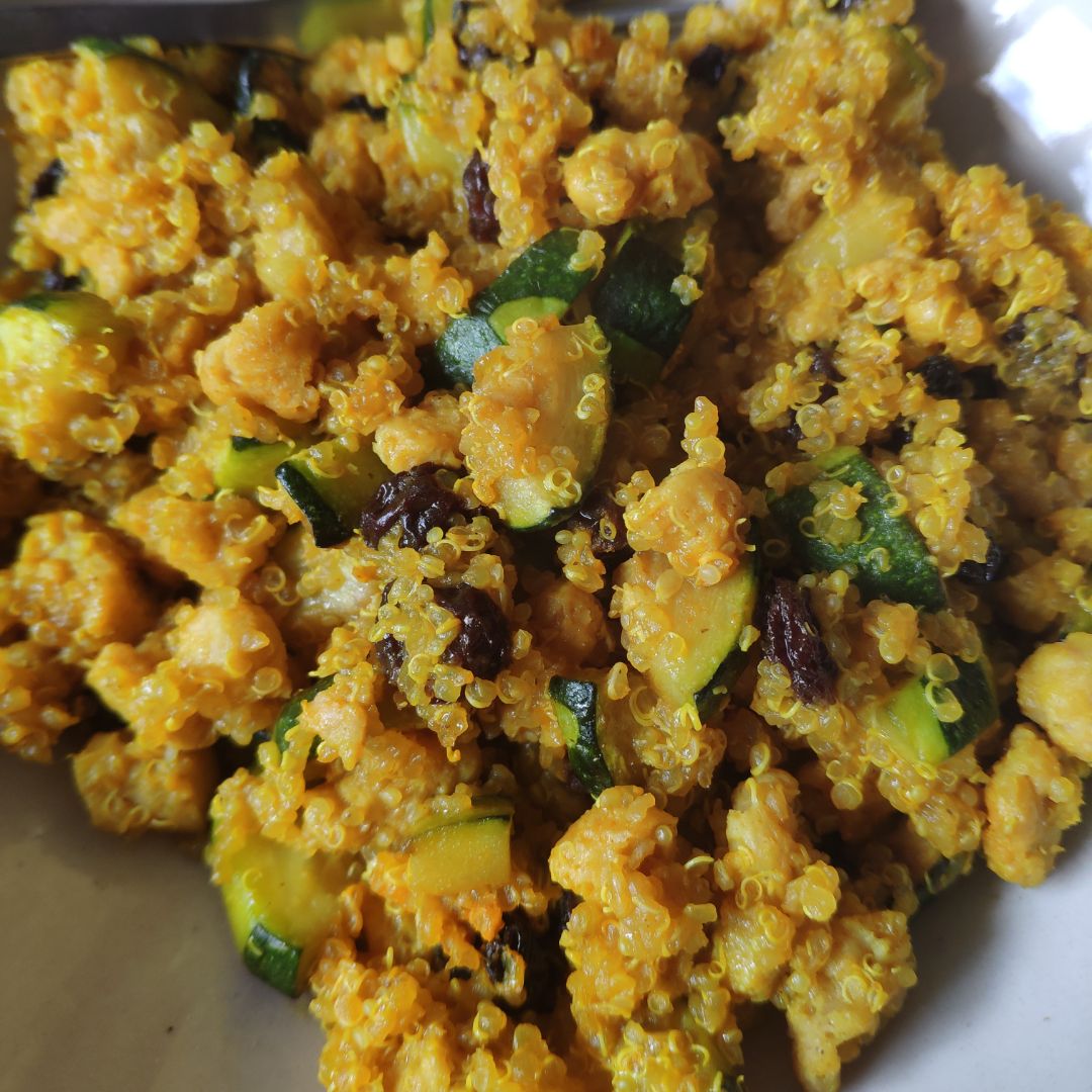 Quinoa a la cúrcuma con soja texturizada, calabacín y pasas