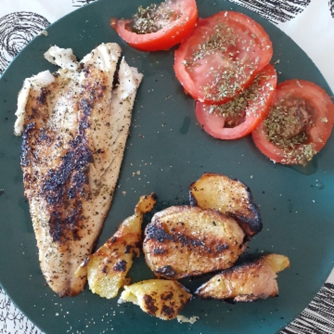 Lubina a la plancha con patats y tomate Lubina a la plancha con patats y tomate