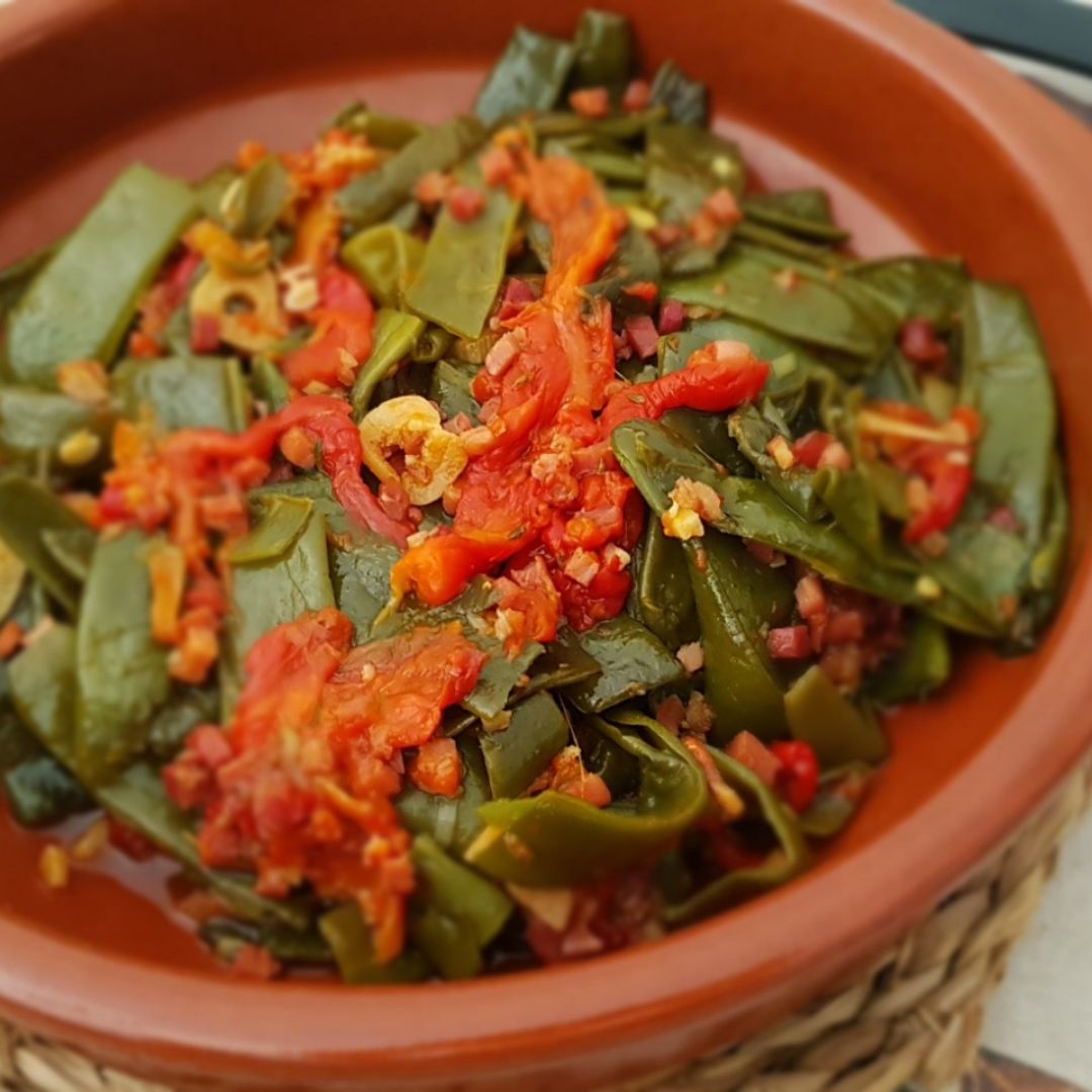Salteado de judías verdes con pimiento asado.