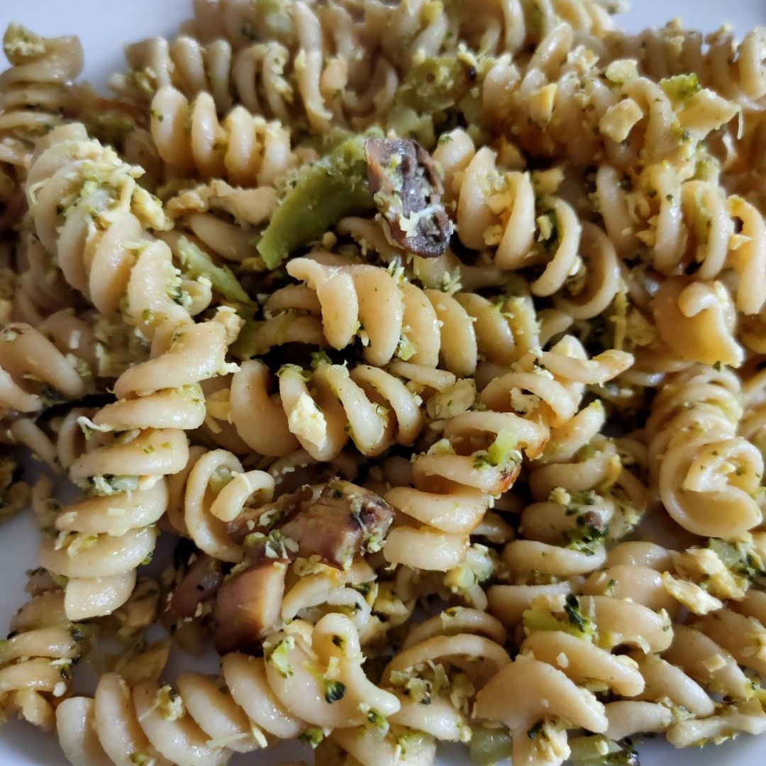 Espirales integrales con brócoli,pollo y champiñones