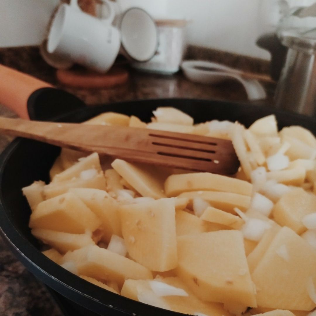 Tortillón de patatas con 🥬espinacas y 🧀queso sin lactosa Paso 1 Tortillón de patatas con 🥬espinacas y 🧀queso sin lactosa Paso 1