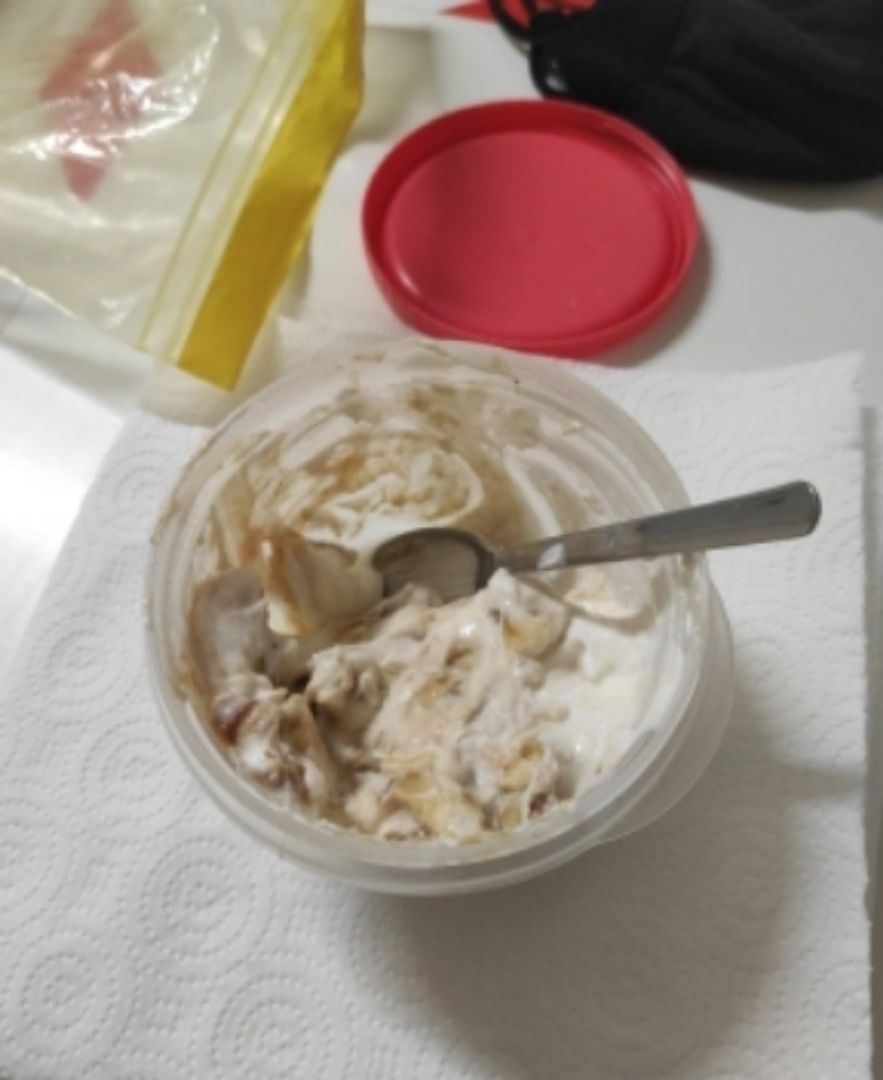 Yogur con platano y crema de cacahuete