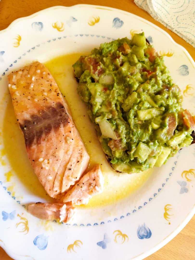 Salmón a la naranja y tosta de "guacamole" Salmón a la naranja y tosta de "guacamole"