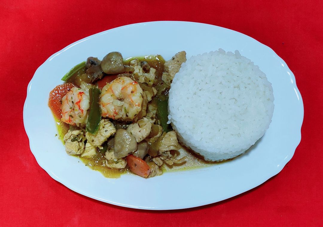 Pollo con verduras y langostinos y arroz blanco Pollo con verduras y langostinos y arroz blanco